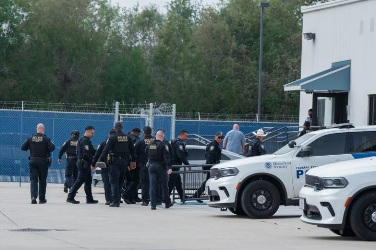 大约250名联邦边境巡逻队员1日展开代号为「清扫沼泽」的行动。（欧新社）