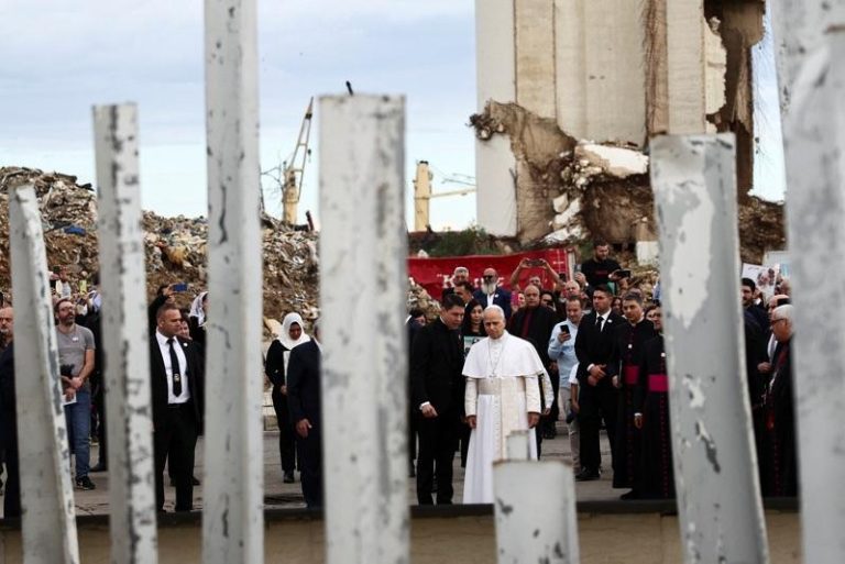 贝鲁特海滨弥撒涌15万人 教宗乞求为苦难之地赐下和平 教宗良十四世2日在黎巴嫩行的最后一天,前往2020年8月4日贝鲁特港爆炸事故地静默祈祷。路透