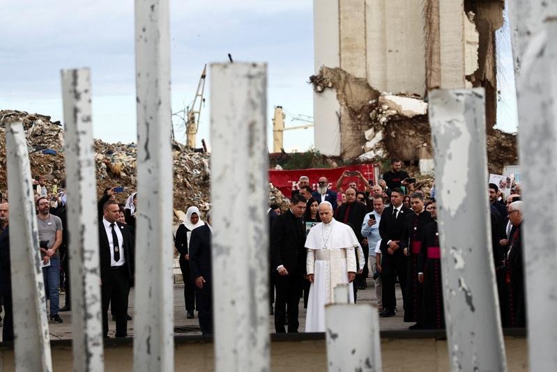 教宗良十四世2日在黎巴嫩行的最后一天,前往2020年8月4日贝鲁特港爆炸事故地静默祈祷。路透