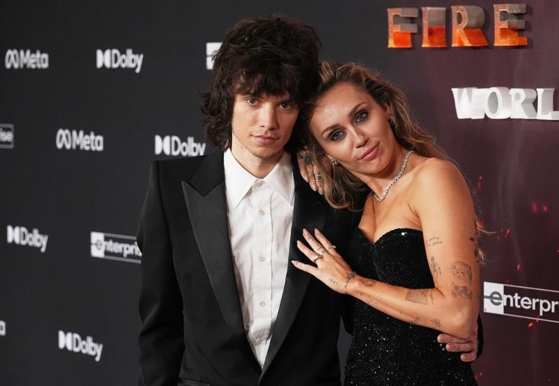 麦莉(Miley Cyrus)与交往四年的男友麦克斯(Maxx Morando)已正式订婚。(美联社)