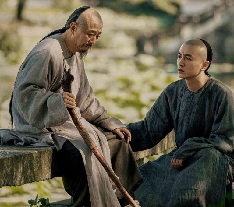 演过「瑯琊榜」、「知否」…这位老戏骨露脸「大生意人」 看哭观众 「大生意人」中,王永泉(左)饰演陈晓(右)的老师「白先生」。(取材自微博)