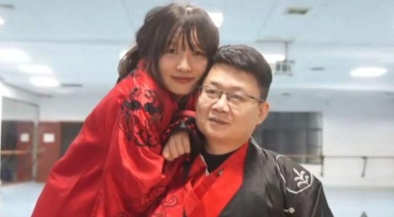 刘喜美(左)与当年在汶川地震废墟里救出她的梁智斌，11月29日在长沙参加汉式集体婚礼。(取材自微博)