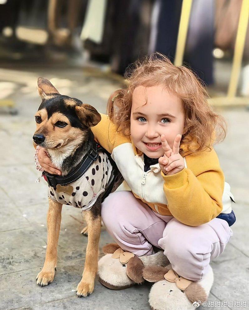 金发碧眼的小女儿非常可爱。(取材自微博)