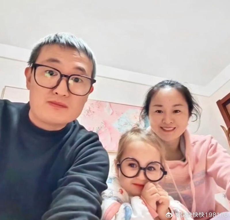 金发碧眼的小女儿非常可爱。(取材自微博)