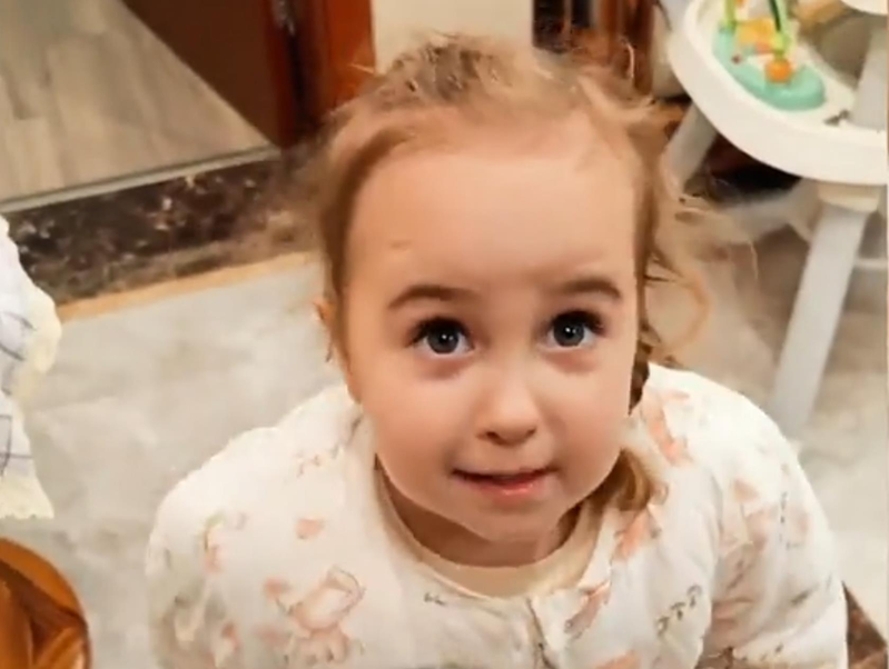 金发碧眼的小女儿非常可爱。(取材自微博)