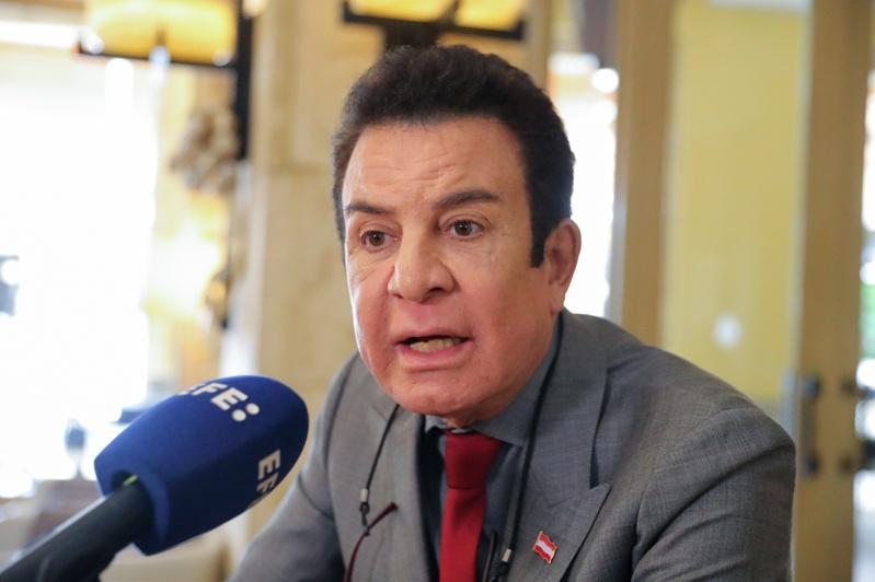 洪都拉斯总统大选,两名候选人纳斯拉亚(Salvador Nasralla,图)与阿斯夫拉(Nasry Asfura)得票始终呈现拉锯,纳斯拉亚4日表示投票数据遭篡改,呼吁对此展开调查。欧新社