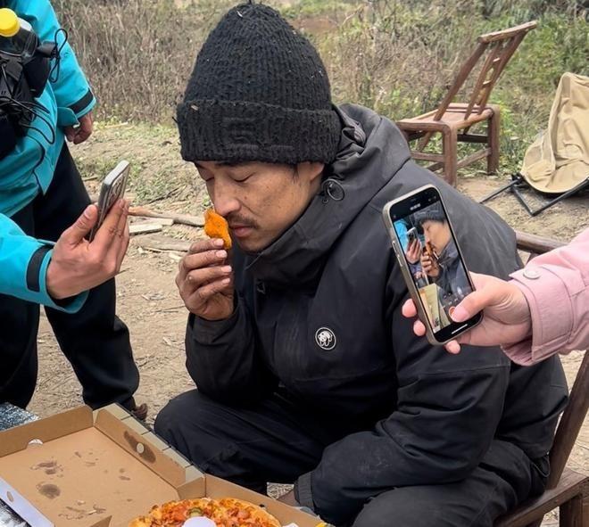 文车车拿起炸虾放在鼻子前深深吸气。(取材自潇湘晨报)