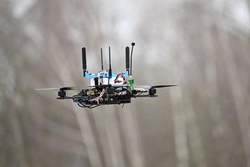 法国西部菲尼斯泰尔省(Finistère)朗格岛(île Longue)基地上空昨晚出现5架无人机,海军开火试图击落。无人机,示意图。路透