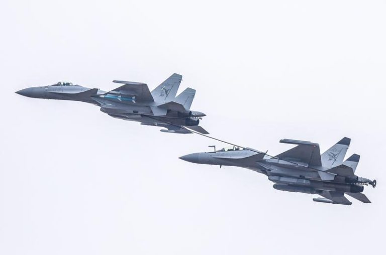 中国歼-15战斗机2024年11月10日在广东省珠海市进行适应性训练。（新华社）