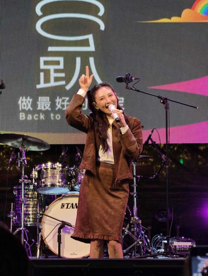 魏如萱谈到恋情害羞大笑。(图/500辑摄影团队)