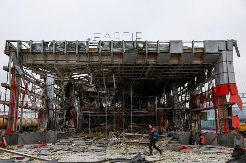 美乌迈阿密会谈,俄罗斯狂轰乌克兰基础设施。乌克兰基辅西南部法斯蒂夫镇铁路枢纽主站房6日遭俄军炸毁。(路透)