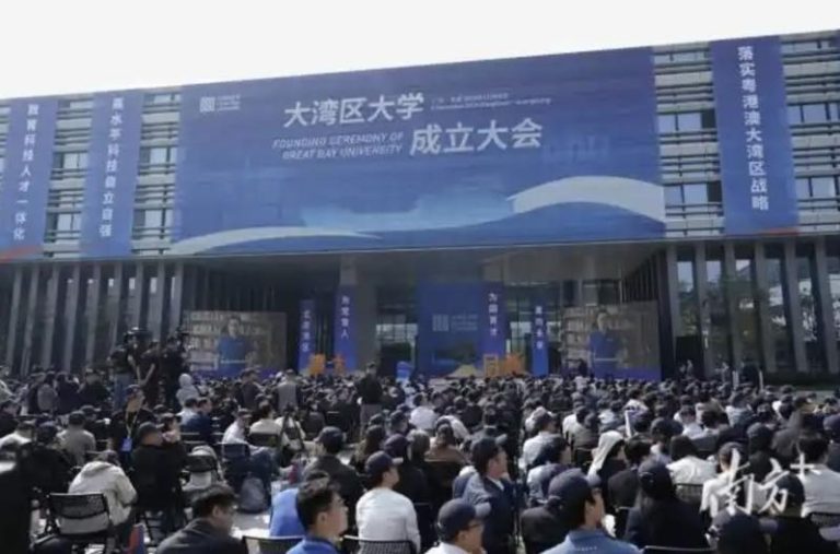 东莞的大湾区大学6日正式成立。校方不仅为每名学生配备有学术导师，还有来自华为、OPPO等大湾区龙头企业的企业导师。（取材自南方+）