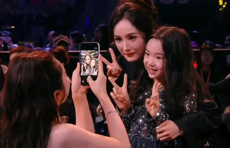 董璇为女儿小酒涡和杨幂拍合照。（视频截屏）