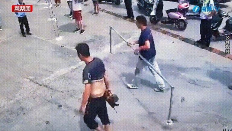 村民焊栏杆围堵 福州加油站亏700万 还被镇政府喊捐款 村民在加油站出入口焊上铁栏杆。(取材自自媒体「福建第一帮帮团」)