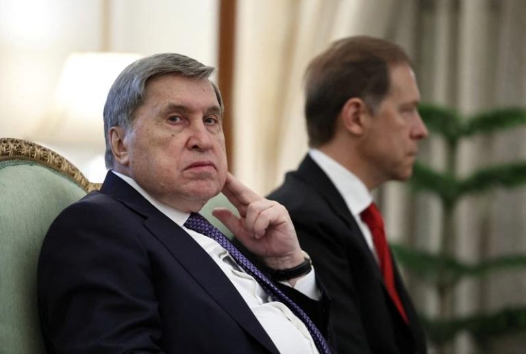 克里姆林宫外交政策顾问鄂夏柯夫(左)。(路透)