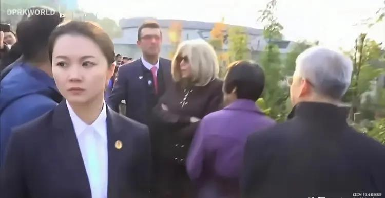 法国总统马克宏访华，严月霞担任「第一夫人」布丽姬保镖。(视频截屏)