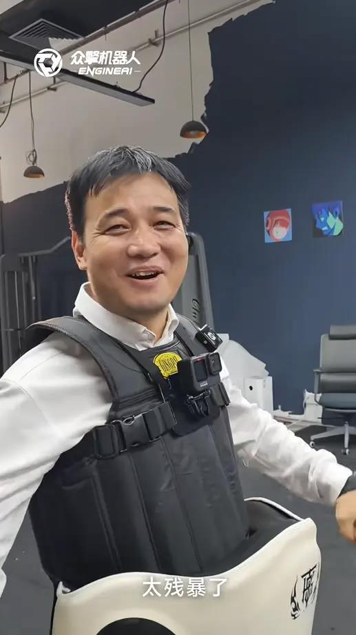 众擎T800人形机器人一脚把自家CEO踹翻在地。（取材自快科技）