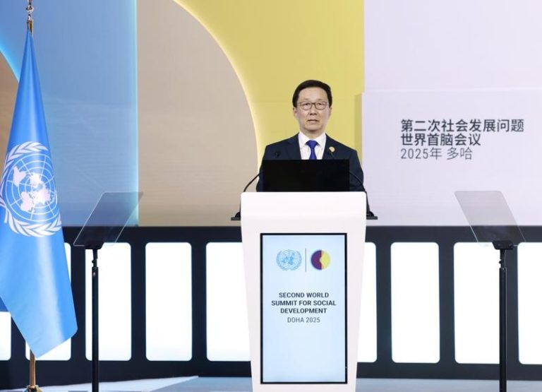 韩正1个多月没露面了 不寻常? 网上一个传言被疯传 中国国家副主席韩正11月4日在卡塔尔多哈出席第二届社会发展世界峰会发言。(新华社)