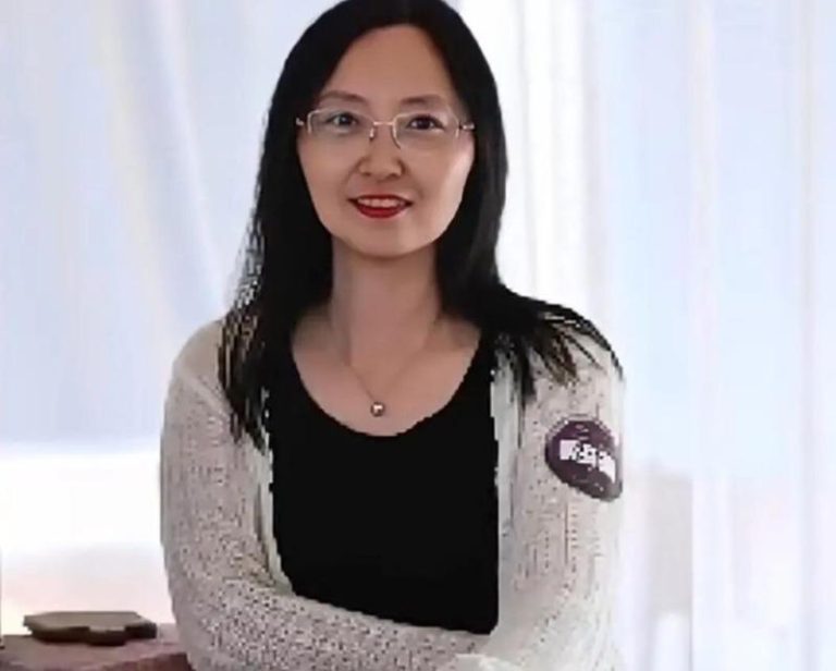 用围巾擦奶茶的女乘客。（取材自蟹视频）