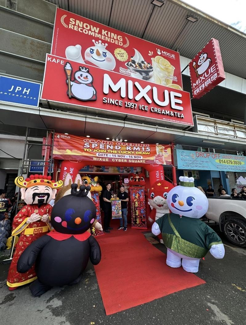 瑞幸咖啡在曼哈顿门店的内部陈设。(取材自小红书)