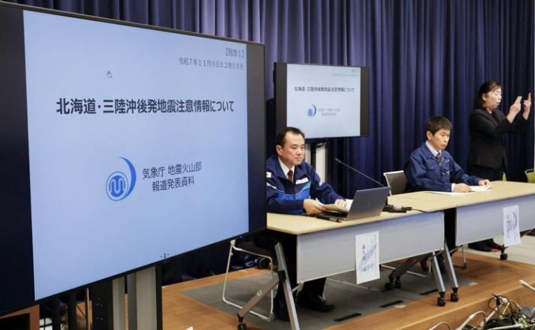 日本首发北海道「后发地震警报」:不排除311级强震再临 日本内阁府政策统括官森久保司(左)和日本气象厅地震火山技术调查课长原田智史(右)9日在日本气象厅举行联合记者会,发布「北海道三陆冲后发地震注意情报」。(路透/共同)