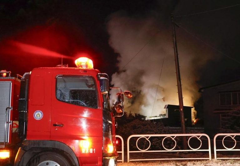 日本青森7.5强震30伤 高市吁民众一周内提高防灾警觉 日本北部青森县8日深夜发生强震后,9日凌晨火灾现场冒出浓烟。(美联社)