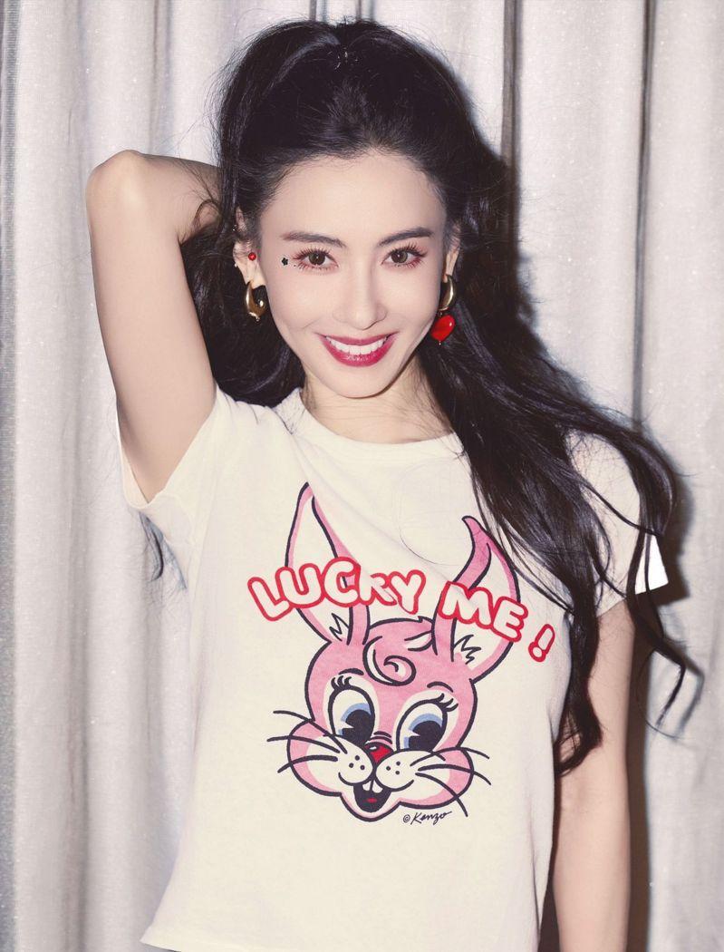 张柏芝深陷合约官司,在庭审过程中一度情绪失控。(取材自微博)