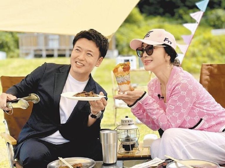 陈美凤（右）去年和青森县长野餐。图／民视提供