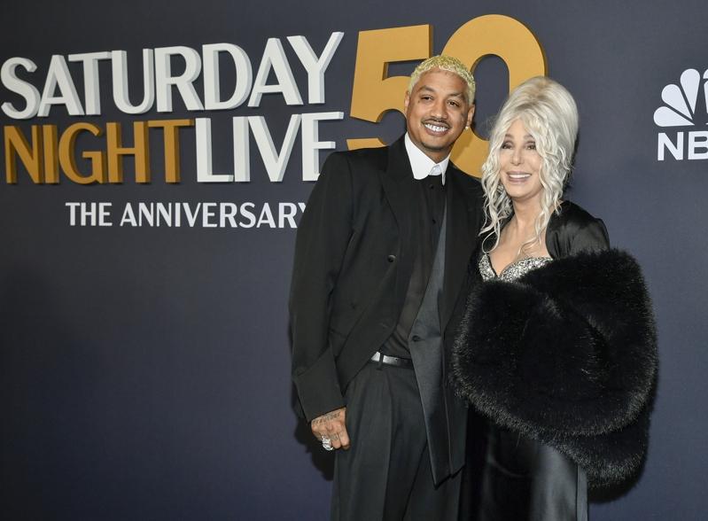 79岁雪儿和小40岁男友经常公开放闪。(美联社)