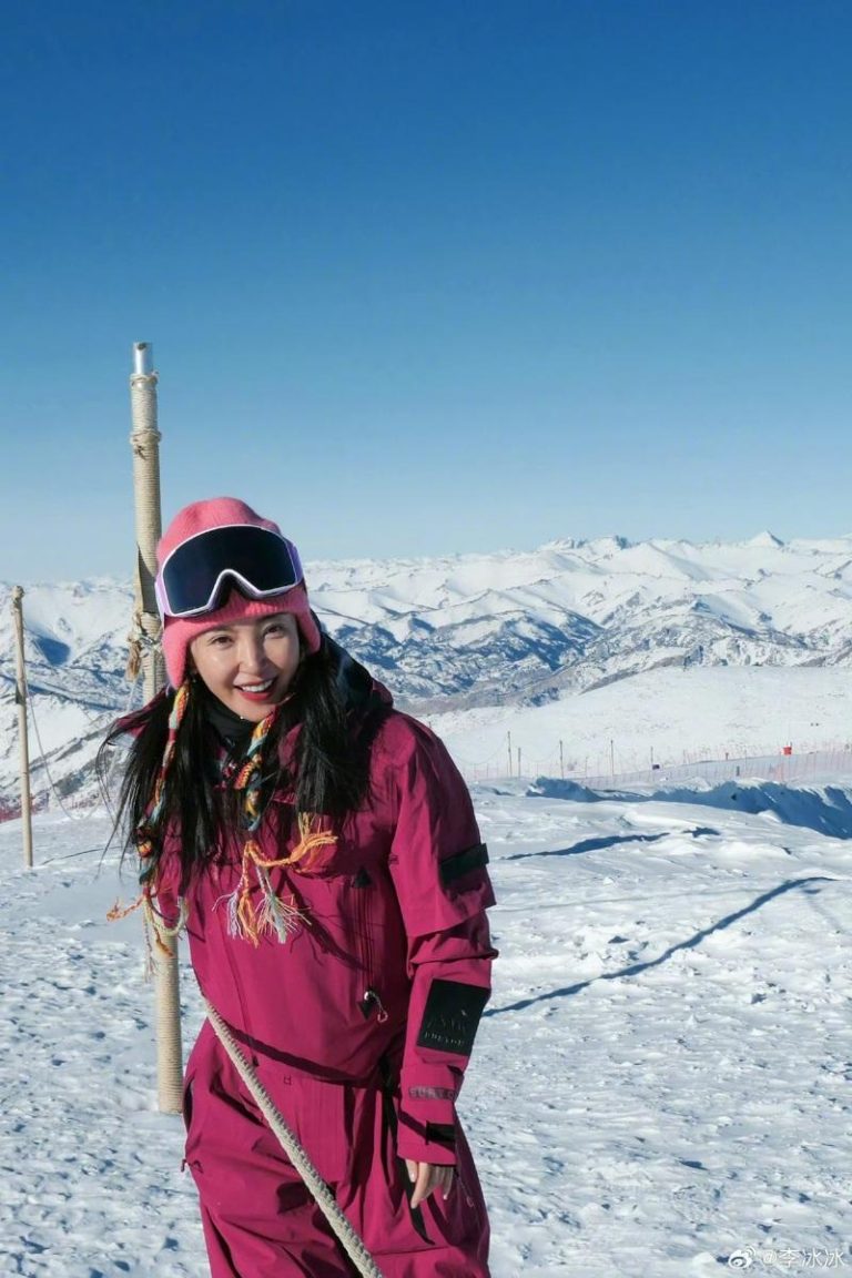 52岁李冰冰夸张逆龄 肌肤吹弹可破 李冰冰近日到新疆滑雪,好心情全写在脸上。(摘自李冰冰微博)