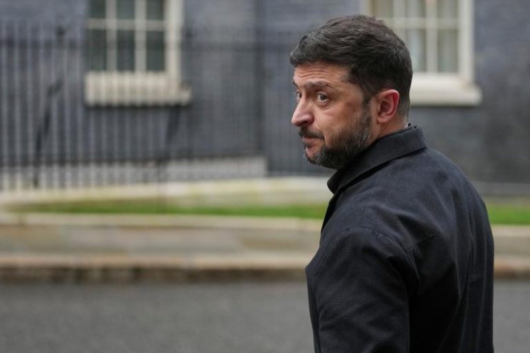 乌克兰总统泽伦斯基8日访问英国伦敦唐宁街。美联社
