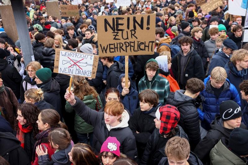 德国今年启动一系列兵役制度改革,图为本月5日德国民众上街抗议强制兵役措施。(路透)