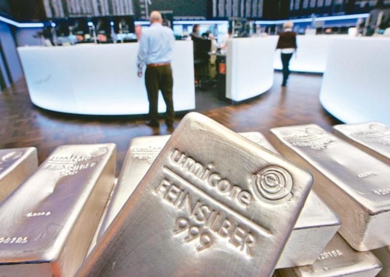 白银价格9日首度收盘突破每英两60美元大关，改写历史纪录，涨势延续到10日，续创新高。供应吃紧且央行将降息的预期，带动白银价格不断窜高。(美联社)