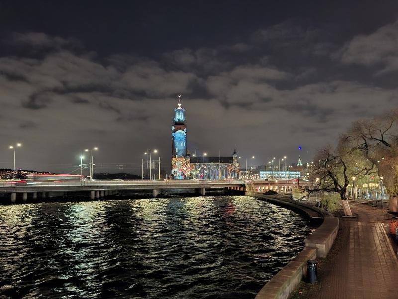 设置在斯德哥尔摩河岸边的作品GLOW以诺贝尔文学奖得主川端康成的演说为灵感，映照在日本文学中月亮和月光象征来自内心的光，艺术团队Amigo & Amigo的交互作品，让访客通过触摸作品点亮不同颜色的光。(中央社)