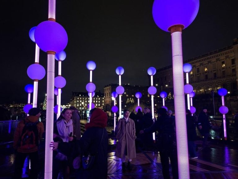 设置在斯德哥尔摩河岸边的作品GLOW以诺贝尔文学奖得主川端康成的演说为灵感，映照在日本文学中月亮和月光象征来自内心的光，艺术团队Amigo & Amigo的交互作品，让访客通过触摸作品点亮不同颜色的光。(中央社)