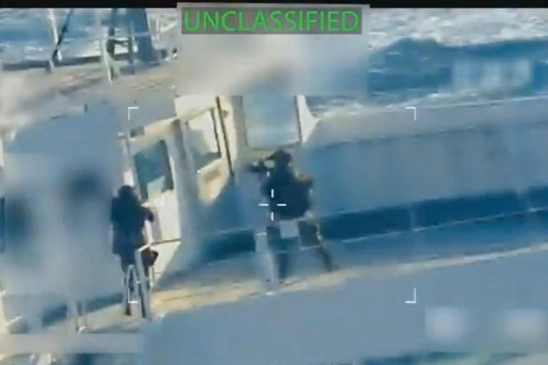 美方扣押委内瑞拉一艘油轮，根据官方公布影片，可见身穿制服的人员从直升机垂降到船上，并持枪进入驾驶舱。(美联社)