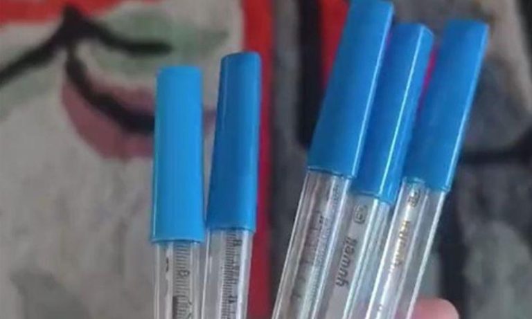 中明年禁产水银体温计 有人囤100支 价格从4元涨到33元 中国当局明年将禁止生产含有水银的体温计和血压计,导致水银体温计脱销。(视频截屏)