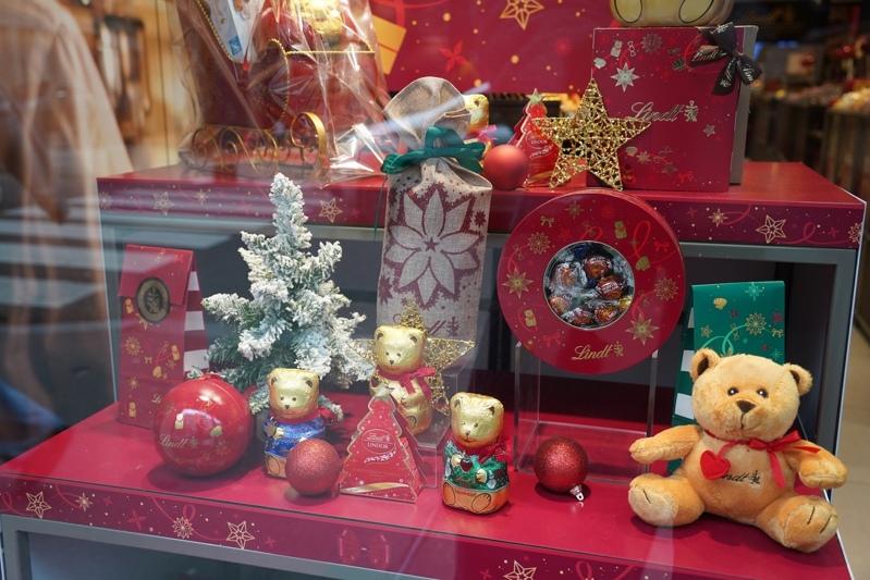 根据法国一项物价调查,2025年圣诞节各项应景食品中,涨幅最大的是盒装巧克力,一年来涨了22%。(中央社)