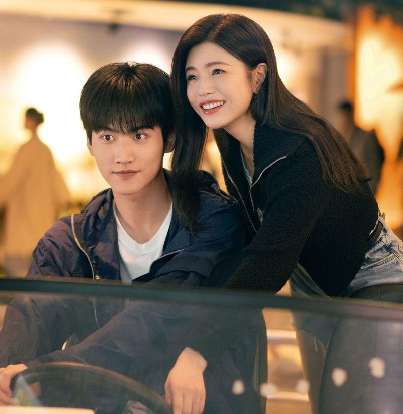 陈妍希和小19岁的周柯宇演姐弟恋,一点都不违和。(取材自微博)