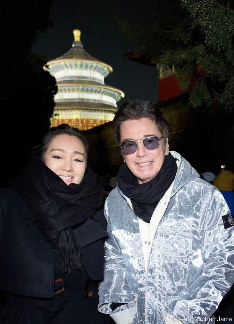 巩俐（左）同老公到北京多地拍照留念。（取材自微博）