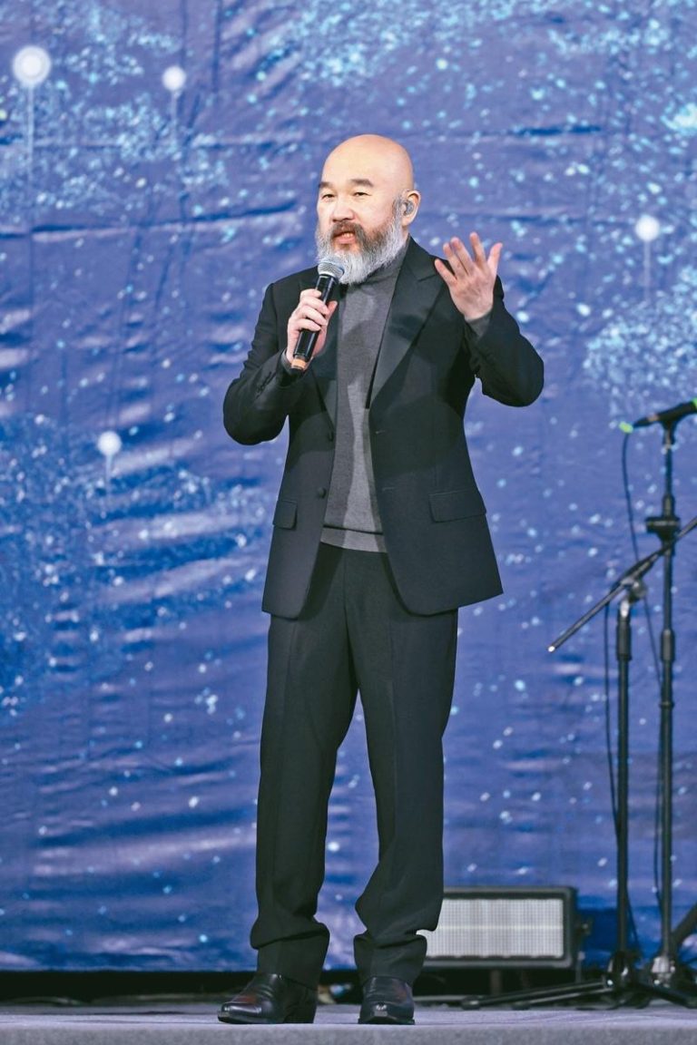 辛龙现身尾牙，台上献唱自己的创作。（记者林士杰／摄影）