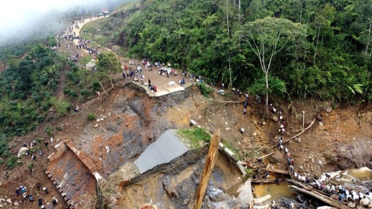 苏门答腊岛因豪雨引发严重的洪水及土石流，已造成1003人丧生、5400多人受伤，另有218人失踪。(新华社)
