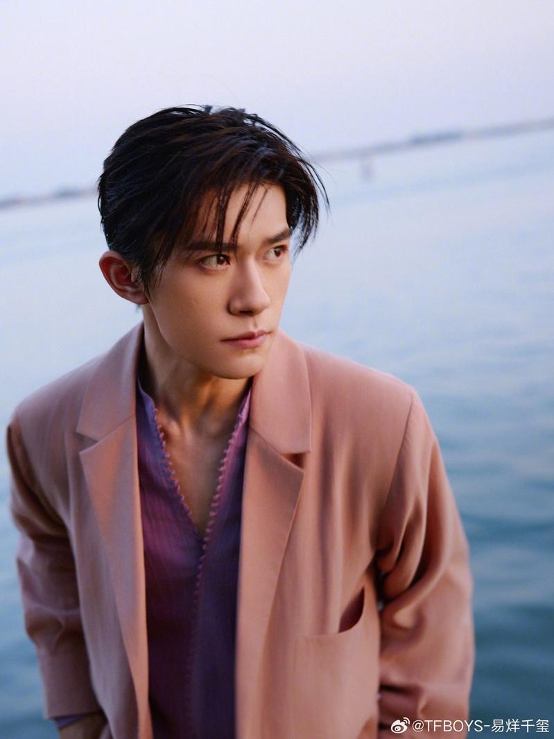 网友制作顶流男女星图卡接力猜谜。(取材自微博)