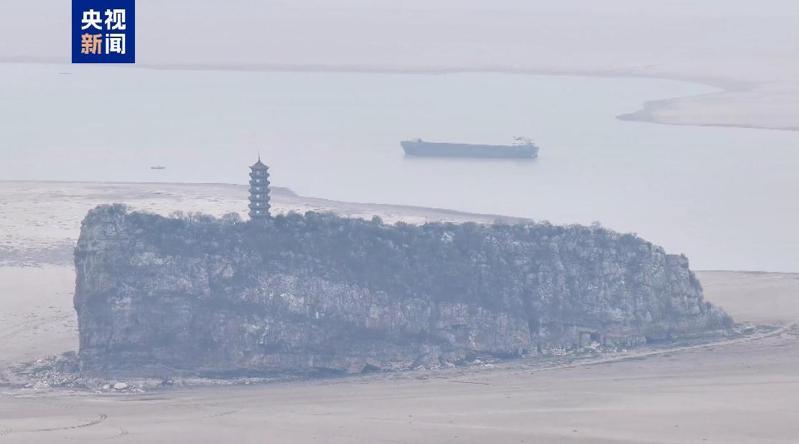 12月14日，江西湖口，随着鄱阳湖水位走低，昔日丰水期被淹水中的鞋山岛露出水面。(取材自中新网)
