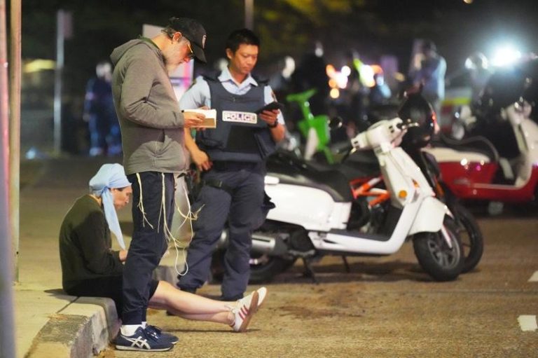 澳洲邦代海滩犹太活动枪击12死 罹难者含以色列公民 澳洲雪梨邦代海滩发生枪击事件后,警方封锁现场。(美联社)