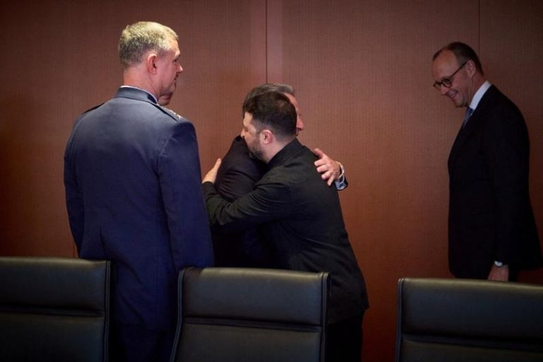 柏林会谈 泽伦斯基吁有尊严和平 弃入北约换俄永不攻击 乌克兰总统泽伦斯基(中右)拥抱美国中东特使威科夫。现场还有川普女婿库许纳、德国总理梅尔茨、以及北约欧洲盟军最高司令、美国空军上将格林科维奇。(路透)