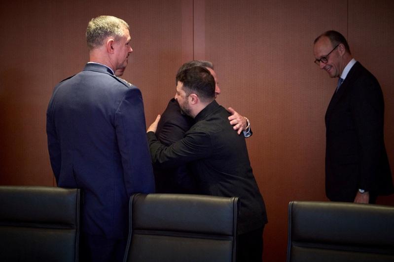 乌克兰总统泽伦斯基(中右)拥抱美国中东特使威科夫。现场还有川普女婿库许纳、德国总理梅尔茨、以及北约欧洲盟军最高司令、美国空军上将格林科维奇。(路透)