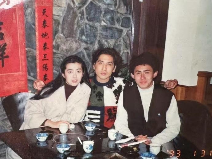 26岁的王祖贤(左起)、齐秦1993年留下珍贵合影。(取材自微博)