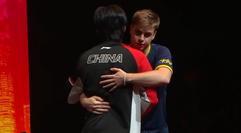 WTT香港总决赛男单半决赛,王楚钦突宣布伤退引发热议。图为王楚钦12日在比赛中回球,当天他战胜法国选手,晋级四强。(新华社)