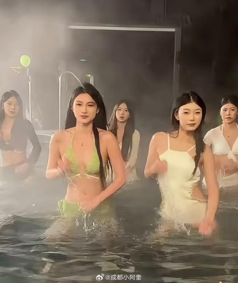 刘二狗赤膊上身和一群穿比基尼美女在温泉里。（视频截屏）